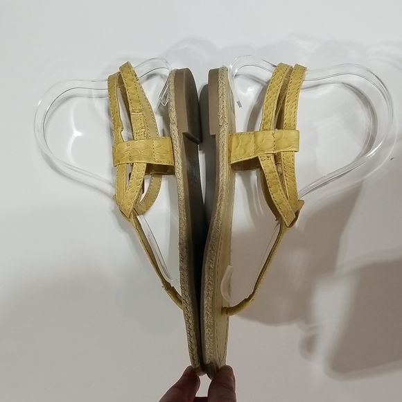 KENNETH COLE REACTION Squared Away Yellow Thong Sandals - Picture 7 of 11